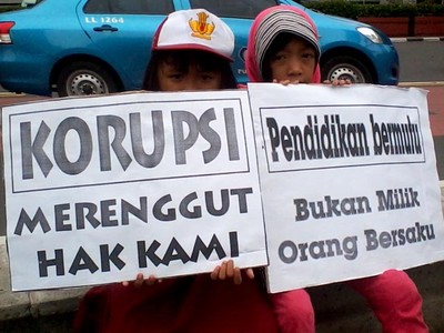 Puluhan Anak Yatim Demo di Bundaran HI