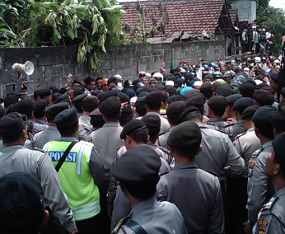 Ribuan Banser Tutup Paksa Lokalisasi di Blitar