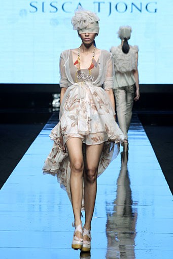 Sisca Tjong Null. Jakarta Fashion Week 2012 at Pacific Place Ground Floor. Jakarta. [Foto: Mohammad Abduh/Wolipop]