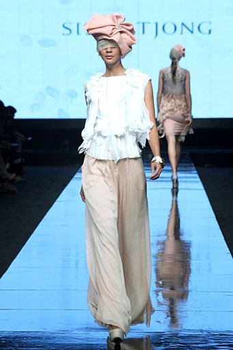 Sisca Tjong Null. Jakarta Fashion Week 2012 at Pacific Place Ground Floor. Jakarta. [Foto: Mohammad Abduh/Wolipop]