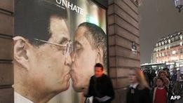 Chavez Ngakak Melihat Iklan Dirinya Berciuman dengan Obama