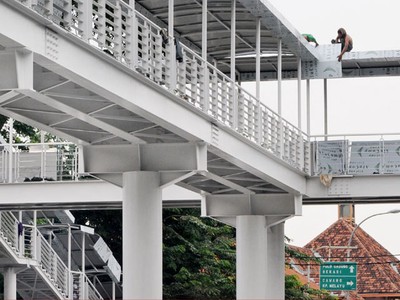 Adu Nafas di Halte Busway Jatinegara 