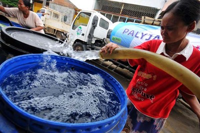 Warga Muara Baru Terima Air Bersih