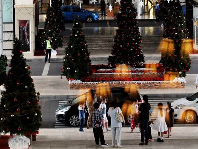 Geliat Natal di Pusat Perbelanjaan