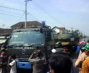 Korban Lumpur Lapindo Hadang Trailer Pengangkut Tank Marinir