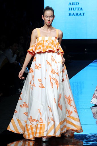 Edward Hutabarat Reflection. BRI Present LPM Graduates by Fashion Council. Jakarta Fashion Week 2012 at Pacific Place Ground Floor. Jakarta. [Foto: Mohammad Abduh/Wolipop]