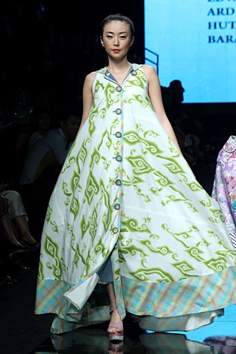 Edward Hutabarat Reflection. BRI Present LPM Graduates by Fashion Council. Jakarta Fashion Week 2012 at Pacific Place Ground Floor. Jakarta. [Foto: Mohammad Abduh/Wolipop]