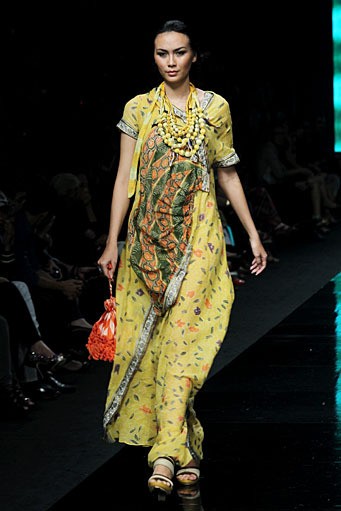 Carmanita Clorophyle-Lane. BRI Present LPM Graduates by Fashion Council.  Jakarta Fashion Week 2012 at Pacific Place Ground Floor. Jakarta. [Foto: Mohammad Abduh/Wolipop]