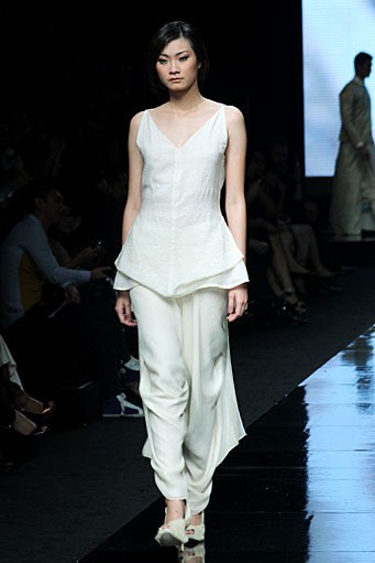 Jeffry Tan Fleur Blanche BRI Present LPM Graduates by Fashion Council. Jakarta Fashion Week 2012 at Pacific Place Ground Floor. Jakarta. [Foto: Mohammad Abduh/Wolipop]