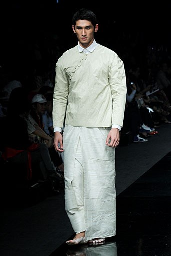 Jeffry Tan Fleur Blanche BRI Present LPM Graduates by Fashion Council. Jakarta Fashion Week 2012 at Pacific Place Ground Floor. Jakarta. [Foto: Mohammad Abduh/Wolipop]