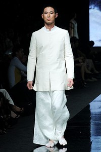 Jeffry Tan Fleur Blanche BRI Present LPM Graduates by Fashion Council. Jakarta Fashion Week 2012 at Pacific Place Ground Floor. Jakarta. [Foto: Mohammad Abduh/Wolipop]