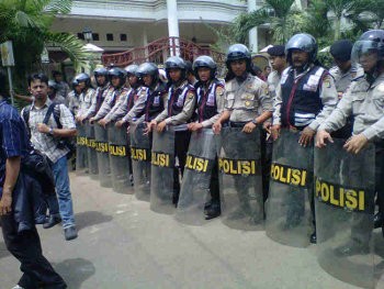 Demonstran Tiba, Puluhan Polisi Bertameng Siaga di Rumah Anas