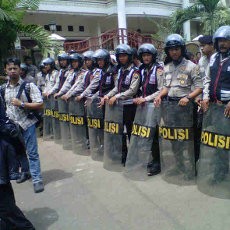Demonstran Tiba, Puluhan Polisi Bertameng Siaga di Rumah Anas