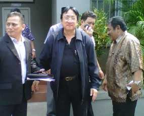 Berpakaian Serba Hitam, Yohanes Waworuntu Tinggalkan LP Cipinang