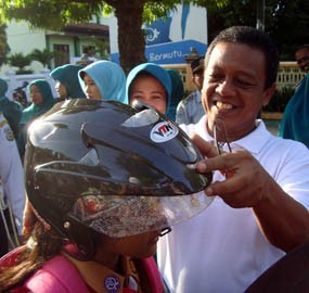 Banyak Pengendara Motor Tak Disiplin, Bupati Bagi-bagi Helm Gratis