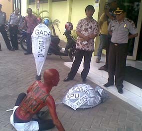 Seniman Pasuruan Tuntut Aparat Tidak Banci Hadapi Koruptor