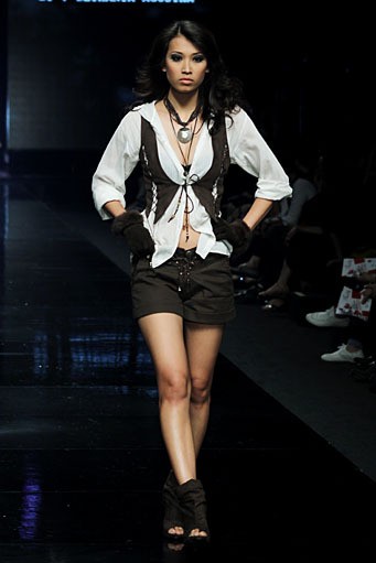 Bethania Agustha Havoc Claire. Lomba Perancang Mode 2011. Jakarta Fashion Week 2012 at Pacific Place Ground Floor. Jakarta. [Foto: Mohammad Abduh/Wolipop]