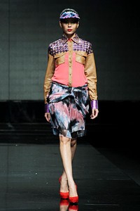 Popo Rickky Phonixian. Lomba Perancang Mode 2011. Jakarta Fashion Week 2012 at Pacific Place Ground Floor. Jakarta. [Foto: Mohammad Abduh/Wolipop]