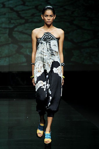 Lulu Lutfi Labibi Local Glory. Lomba Perancang Mode 2011. Jakarta Fashion Week 2012 at Pacific Place Ground Floor. Jakarta. [Foto: Mohammad Abduh/Wolipop]