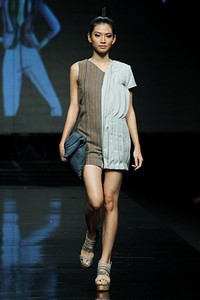 Cynthia Tan Relaxed Sensation. Lomba Perancang Mode 2011. Jakarta Fashion Week 2012 at Pacific Place Ground Floor. Jakarta. [Foto: Mohammad Abduh/Wolipop]