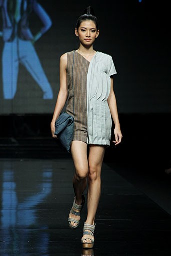 Cynthia Tan Relaxed Sensation. Lomba Perancang Mode 2011. Jakarta Fashion Week 2012 at Pacific Place Ground Floor. Jakarta. [Foto: Mohammad Abduh/Wolipop]