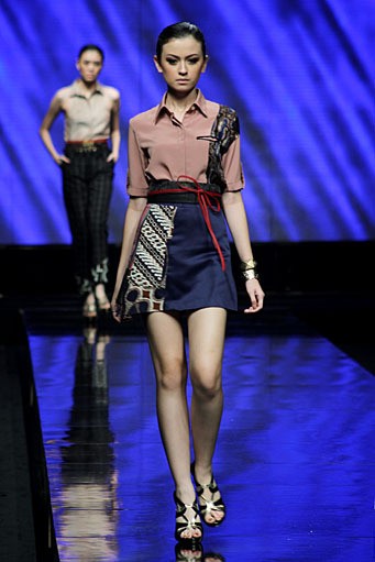 Delly Andriani Geometrikal Batik Lomba Perancang Mode 2011. Jakarta Fashion Week 2012 at Pacific Place Ground Floor. Jakarta. [Foto: Mohammad Abduh/Wolipop]