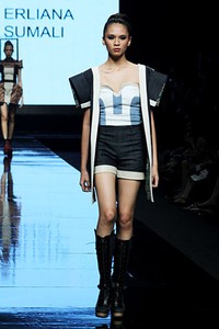 Erliana Sumali Variation Unit Lomba Perancang Mode 2011. Jakarta Fashion Week 2012 at Pacific Place Ground Floor. Jakarta. [Foto: Mohammad Abduh/Wolipop]