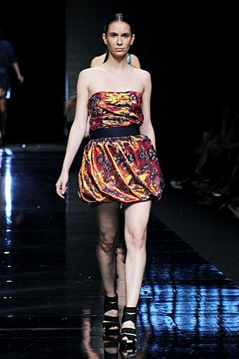 Vinora. LPM [Lomba Perancang Mode 2011].  Jakarta Fashion Week 2012 at Pacific Place Ground Floor. Jakarta. [Foto: Mohammad Abduh/Wolipop]