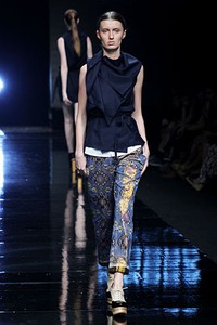 Vinora. LPM [Lomba Perancang Mode 2011].  Jakarta Fashion Week 2012 at Pacific Place Ground Floor. Jakarta. [Foto: Mohammad Abduh/Wolipop]