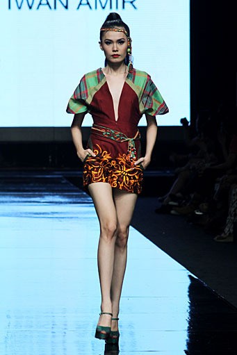 Iwan Amir Dance Over The Rainbow Lomba Perancang Mode 2011. Jakarta Fashion Week 2012 at Pacific Place Ground Floor. Jakarta. [Fato: Mohammad Abduh/Wolipop]