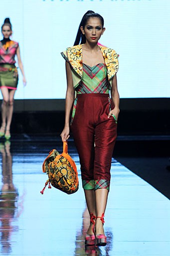 Iwan Amir Dance Over The Rainbow Lomba Perancang Mode 2011. Jakarta Fashion Week 2012 at Pacific Place Ground Floor. Jakarta. [Fato: Mohammad Abduh/Wolipop]