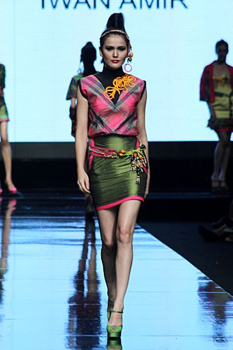 Iwan Amir Dance Over The Rainbow Lomba Perancang Mode 2011. Jakarta Fashion Week 2012 at Pacific Place Ground Floor. Jakarta. [Fato: Mohammad Abduh/Wolipop]