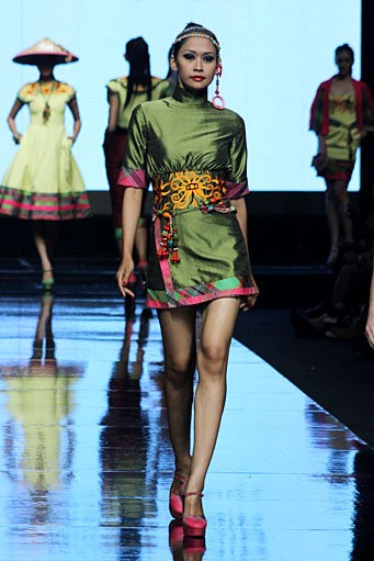 Iwan Amir Dance Over The Rainbow Lomba Perancang Mode 2011. Jakarta Fashion Week 2012 at Pacific Place Ground Floor. Jakarta. [Fato: Mohammad Abduh/Wolipop]