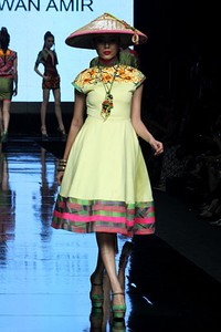 Iwan Amir Dance Over The Rainbow Lomba Perancang Mode 2011. Jakarta Fashion Week 2012 at Pacific Place Ground Floor. Jakarta. [Fato: Mohammad Abduh/Wolipop]