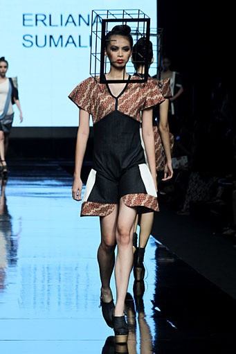 Erliana Sumali Variation Unit Lomba Perancang Mode 2011. Jakarta Fashion Week 2012 at Pacific Place Ground Floor. Jakarta. [Foto: Mohammad Abduh/Wolipop]