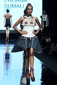 Erliana Sumali Variation Unit Lomba Perancang Mode 2011. Jakarta Fashion Week 2012 at Pacific Place Ground Floor. Jakarta. [Foto: Mohammad Abduh/Wolipop]