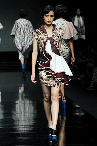 Albert Ferdy Sibarani Office Goddess. Lomba Perancang Mode 2011. Jakarta Fashion Week 2012 at Pacific Place Ground Floor. Jakarta. [Foto: Mohammad Abduh/Wolipop]