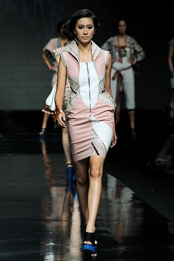 Albert Ferdy Sibarani Office Goddess. Lomba Perancang Mode 2011. Jakarta Fashion Week 2012 at Pacific Place Ground Floor. Jakarta. [Foto: Mohammad Abduh/Wolipop]