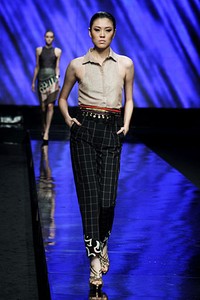 Delly Andriani Geometrikal Batik Lomba Perancang Mode 2011. Jakarta Fashion Week 2012 at Pacific Place Ground Floor. Jakarta. [Foto: Mohammad Abduh/Wolipop]