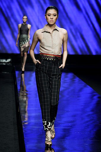 Delly Andriani Geometrikal Batik Lomba Perancang Mode 2011. Jakarta Fashion Week 2012 at Pacific Place Ground Floor. Jakarta. [Foto: Mohammad Abduh/Wolipop]