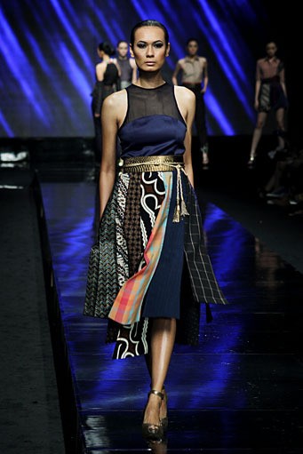 Delly Andriani Geometrikal Batik Lomba Perancang Mode 2011. Jakarta Fashion Week 2012 at Pacific Place Ground Floor. Jakarta. [Foto: Mohammad Abduh/Wolipop]