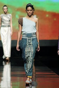 Cynthia Tan Relaxed Sensation. Lomba Perancang Mode 2011. Jakarta Fashion Week 2012 at Pacific Place Ground Floor. Jakarta. [Foto: Mohammad Abduh/Wolipop]