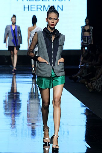 Friederich Herman Perspective Lomba Perancang Mode 2011. Jakarta Fashion Week 2012 at Pacific Place Ground Floor. Jakarta. [Foto: Mohammad Abduh/Wolipop]