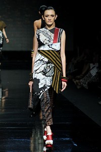 Lulu Lutfi Labibi Local Glory. Lomba Perancang Mode 2011. Jakarta Fashion Week 2012 at Pacific Place Ground Floor. Jakarta. [Foto: Mohammad Abduh/Wolipop]