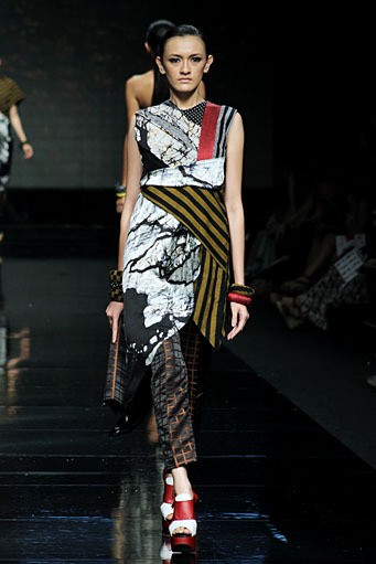 Lulu Lutfi Labibi Local Glory. Lomba Perancang Mode 2011. Jakarta Fashion Week 2012 at Pacific Place Ground Floor. Jakarta. [Foto: Mohammad Abduh/Wolipop]