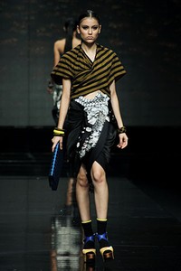 Lulu Lutfi Labibi Local Glory. Lomba Perancang Mode 2011. Jakarta Fashion Week 2012 at Pacific Place Ground Floor. Jakarta. [Foto: Mohammad Abduh/Wolipop]