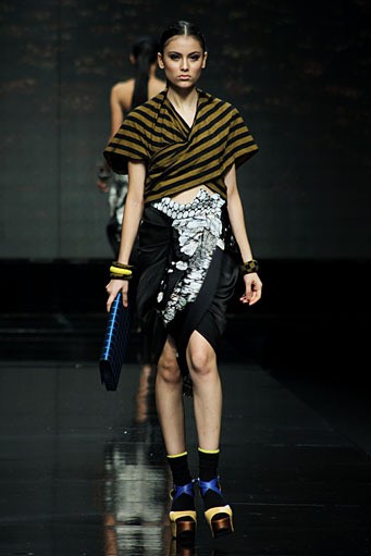 Lulu Lutfi Labibi Local Glory. Lomba Perancang Mode 2011. Jakarta Fashion Week 2012 at Pacific Place Ground Floor. Jakarta. [Foto: Mohammad Abduh/Wolipop]