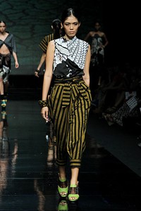 Lulu Lutfi Labibi Local Glory. Lomba Perancang Mode 2011. Jakarta Fashion Week 2012 at Pacific Place Ground Floor. Jakarta. [Foto: Mohammad Abduh/Wolipop]