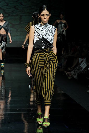 Lulu Lutfi Labibi Local Glory. Lomba Perancang Mode 2011. Jakarta Fashion Week 2012 at Pacific Place Ground Floor. Jakarta. [Foto: Mohammad Abduh/Wolipop]