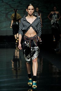 Lulu Lutfi Labibi Local Glory. Lomba Perancang Mode 2011. Jakarta Fashion Week 2012 at Pacific Place Ground Floor. Jakarta. [Foto: Mohammad Abduh/Wolipop]